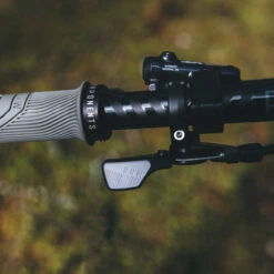 PNW Components Loam Remote Lever For Dropper Seatpost | I-Spec II - Black/cement Grey -ROCKSHOX Verkoopwinkel pnw components loam lever cement grey mounted 1237796