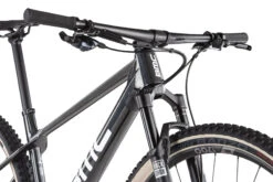 BMC TWOSTROKE 01 TWO - 29" Carbon Mountain Bike - 2023 - Anthracite Prisma / White 17 BMC TWOSTROKE 01 TWO - 29" Carbon Mountain Bike - 2023 - Anthracite Prisma / White -ROCKSHOX Verkoopwinkel twostroke 01 two iri wht blk detail 03 1412474