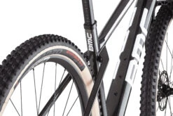 BMC TWOSTROKE 01 TWO - 29" Carbon Mountain Bike - 2023 - Anthracite Prisma / White 21 BMC TWOSTROKE 01 TWO - 29" Carbon Mountain Bike - 2023 - Anthracite Prisma / White -ROCKSHOX Verkoopwinkel twostroke 01 two iri wht blk detail 10 1412469
